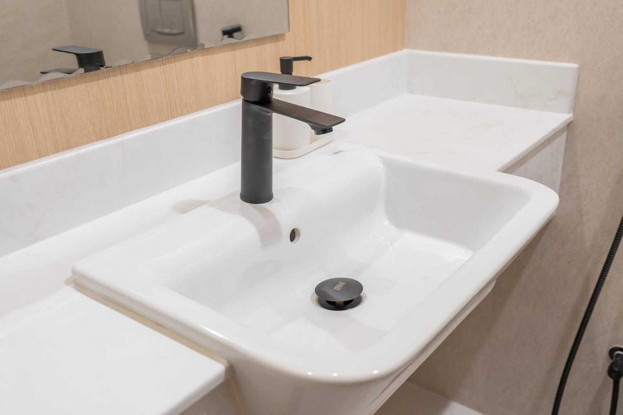 Sleeps 2 In 1 Bedroom At Hanover Square, Jvc * Dubai