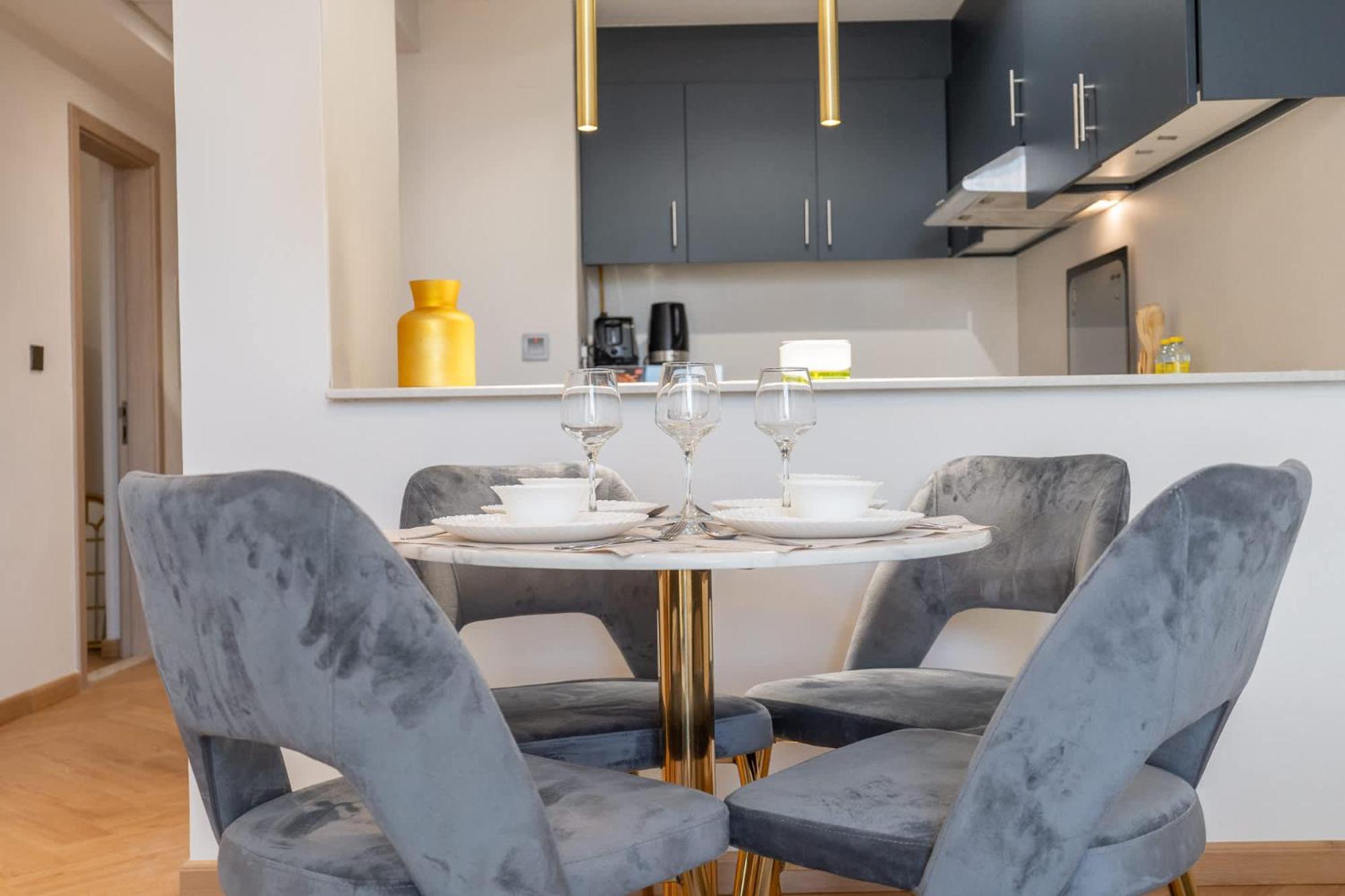 Sleeps 2 In 1 Bedroom At Hanover Square, Jvc Apartment *