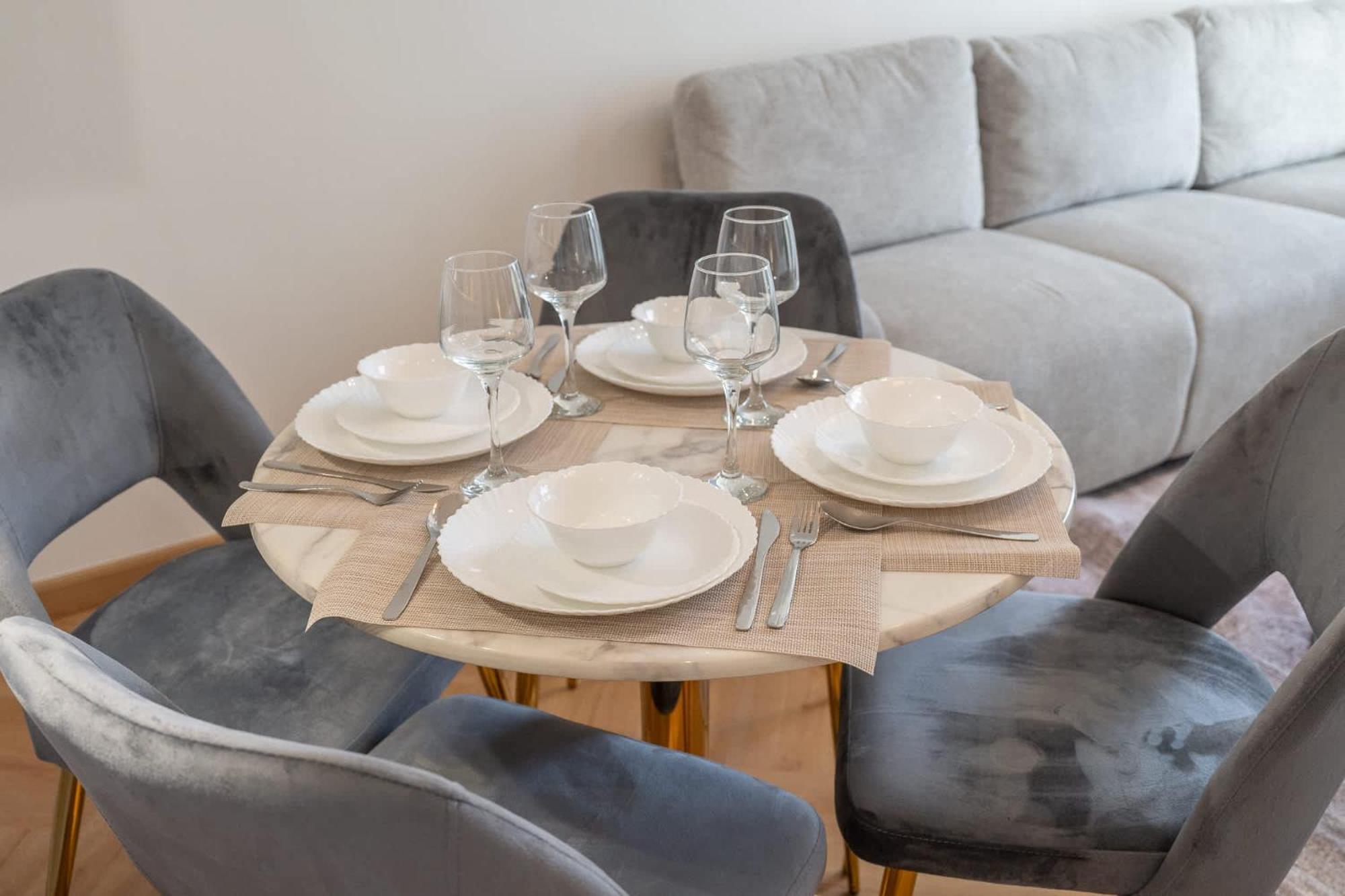 Sleeps 2 In 1 Bedroom At Hanover Square, Jvc Apartment *