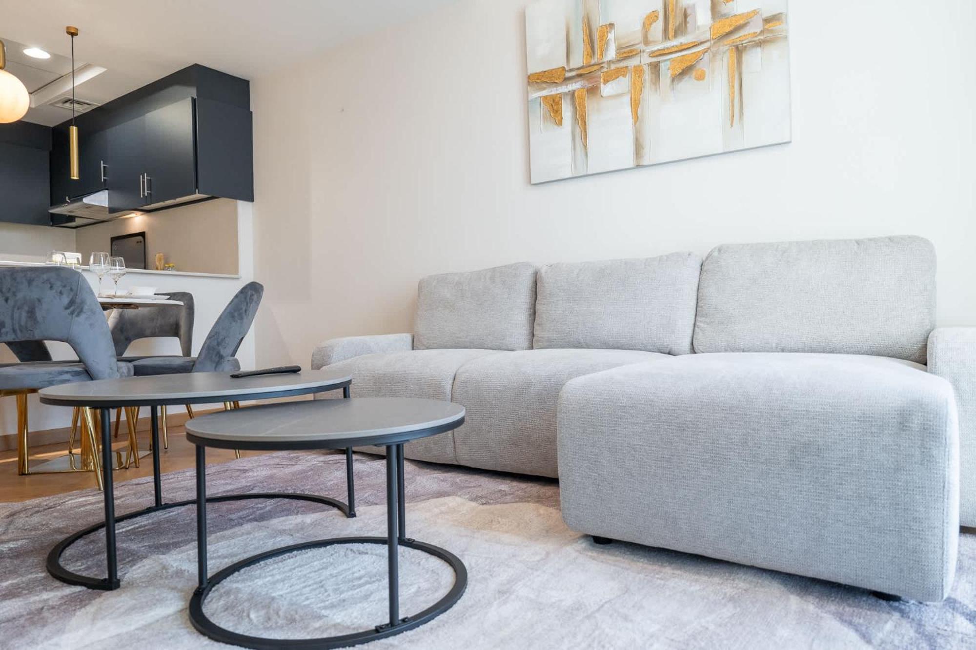 Sleeps 2 In 1 Bedroom At Hanover Square, Jvc * Dubai