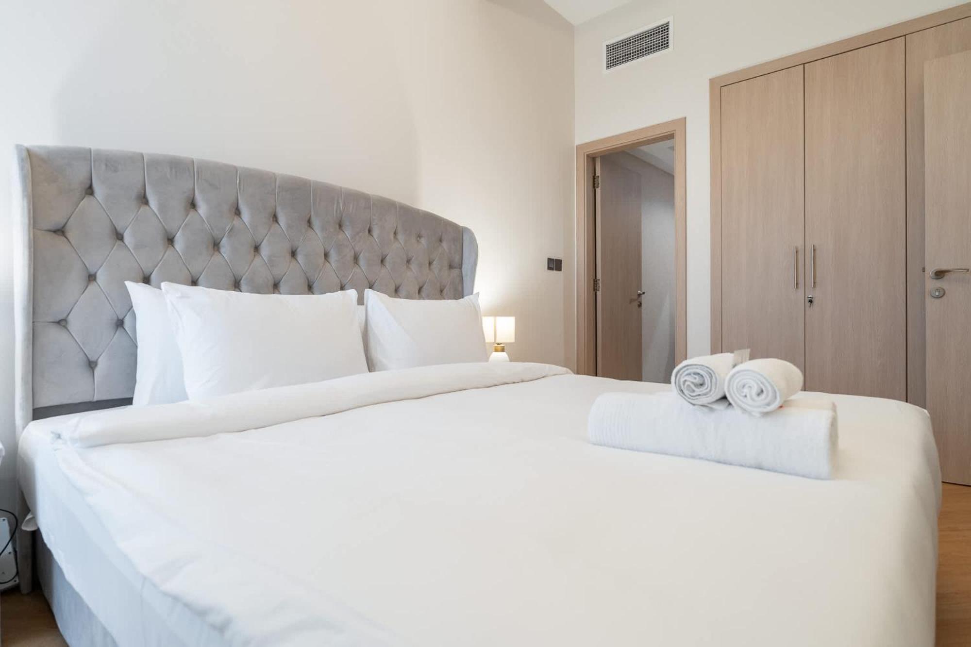 Sleeps 2 In 1 Bedroom At Hanover Square, Jvc *