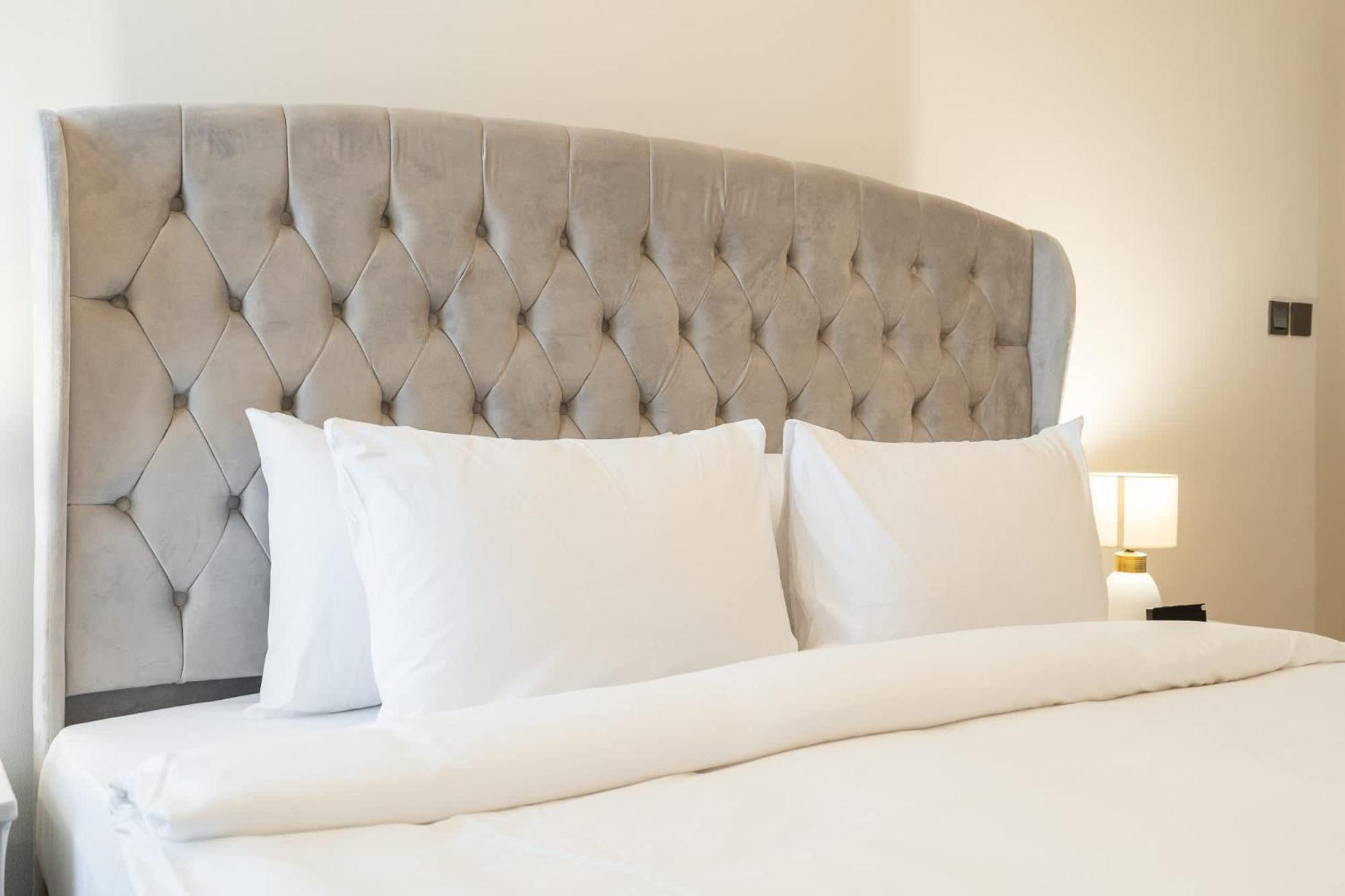 Sleeps 2 In 1 Bedroom At Hanover Square, Jvc