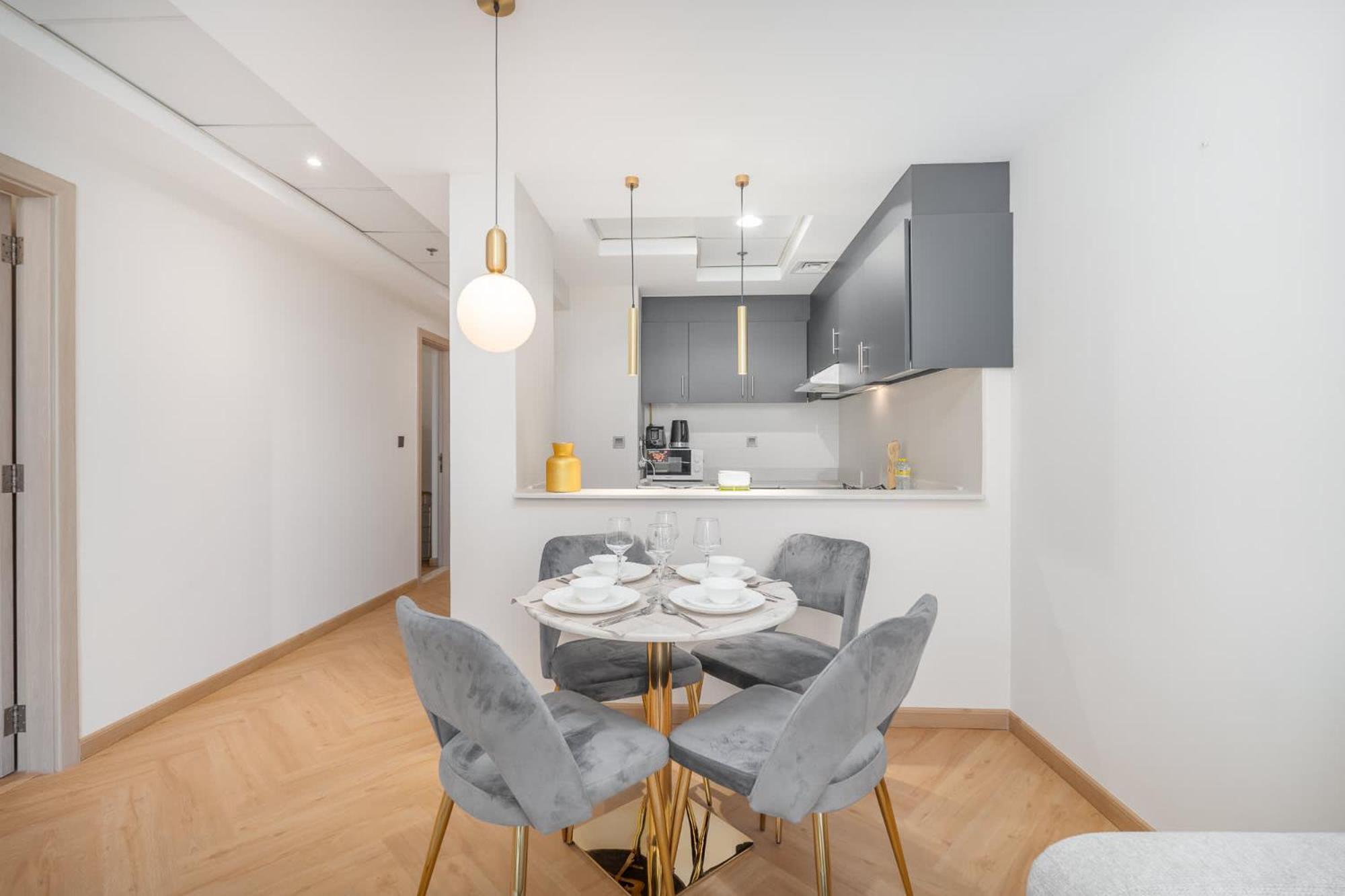 Sleeps 2 In 1 Bedroom At Hanover Square, Jvc * Dubai