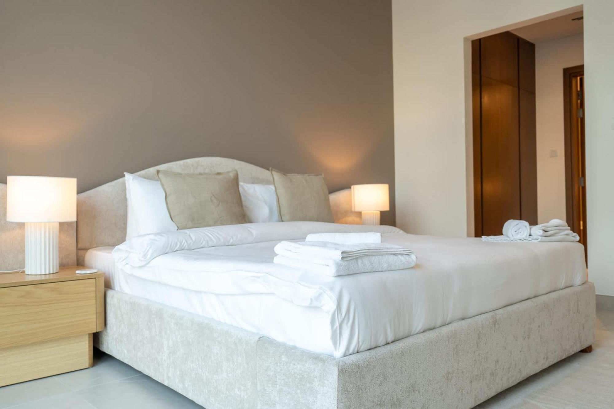 Elegant, Relaxing 3-bedroom In Perfect Location At Canal Front 1 Apartment *