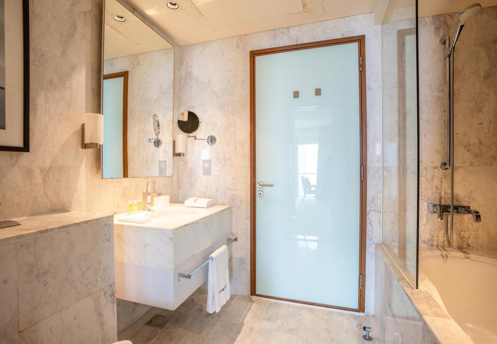 Apartamento Homesgetaway - Amazing Location 1br At Mall Residences Dubai