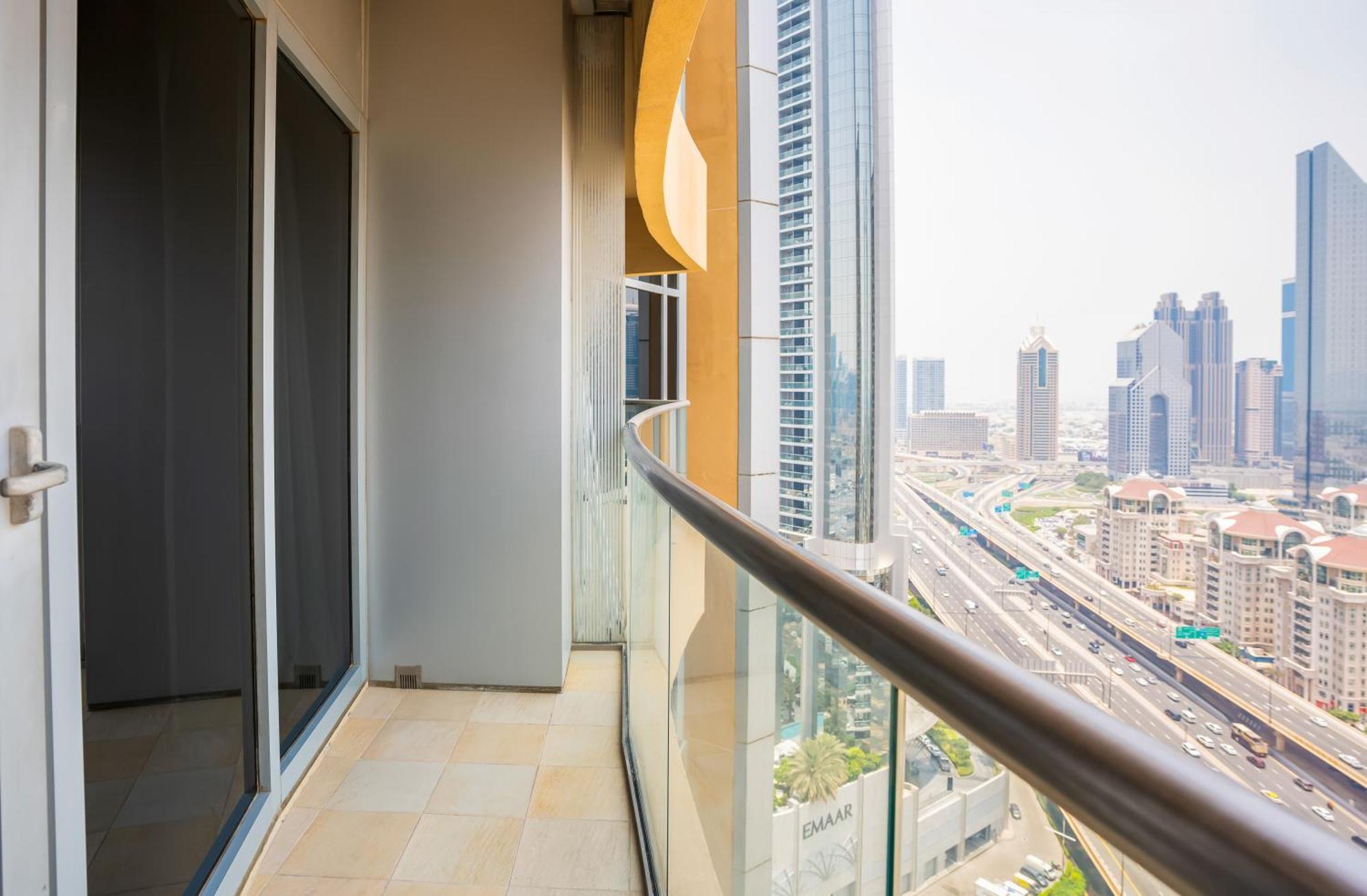 Homesgetaway - Amazing Location 1br At Mall Residences Apartamento