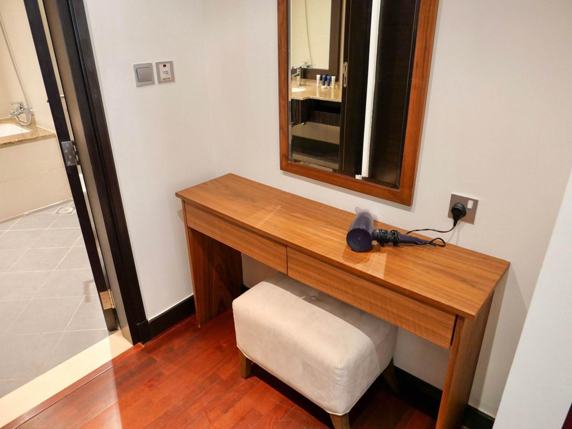 Waterfront 2br With Sea Views