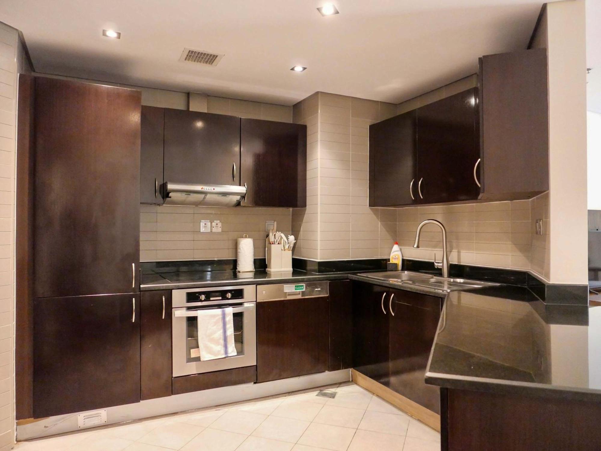 Waterfront 2br With Sea Views Apartment *