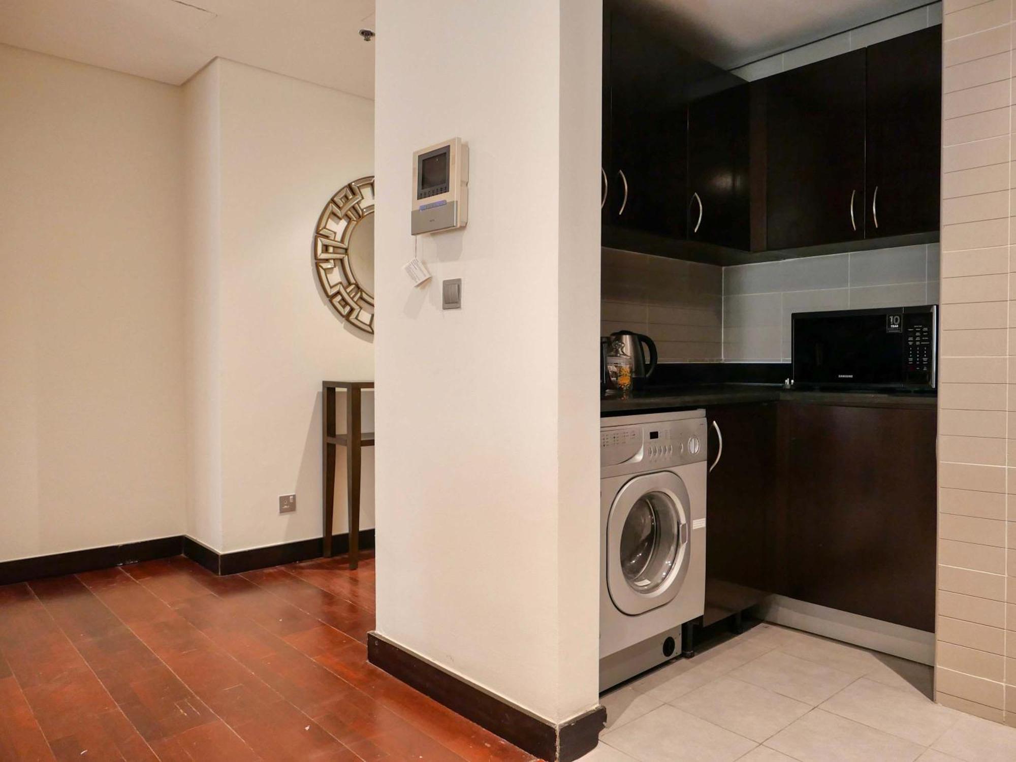 Waterfront 2br With Sea Views *