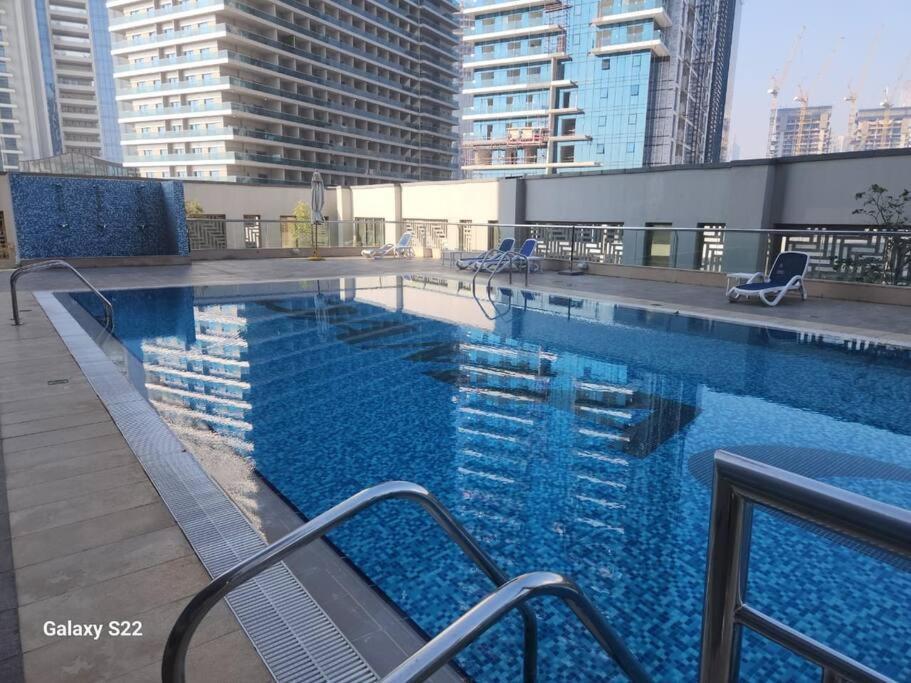 Entire 1 Bedroom With Swimming Pool Andjaccuzi In Business Bay, Heart Of Apartment *