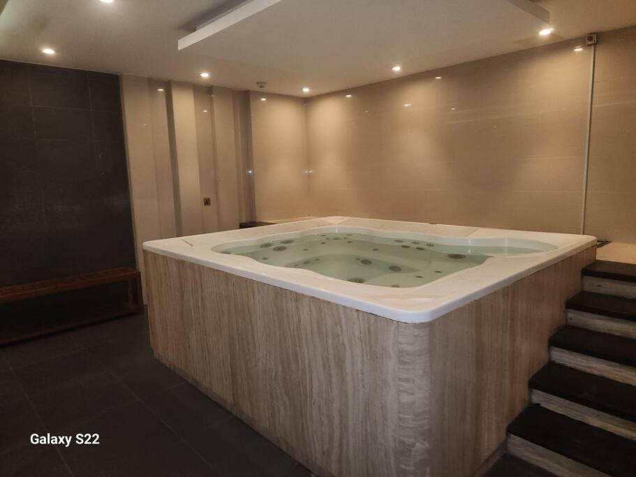 Entire 1 Bedroom With Swimming Pool Andjaccuzi In Business Bay, Heart Of Apartment Dubai