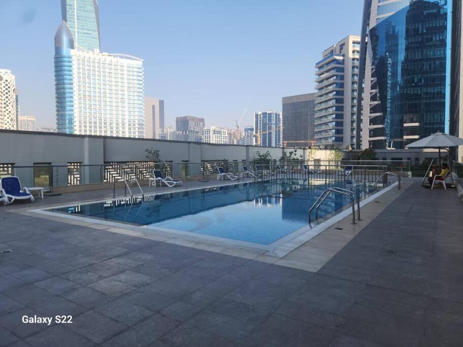 Entire 1 Bedroom With Swimming Pool Andjaccuzi In Business Bay, Heart Of Apartment *