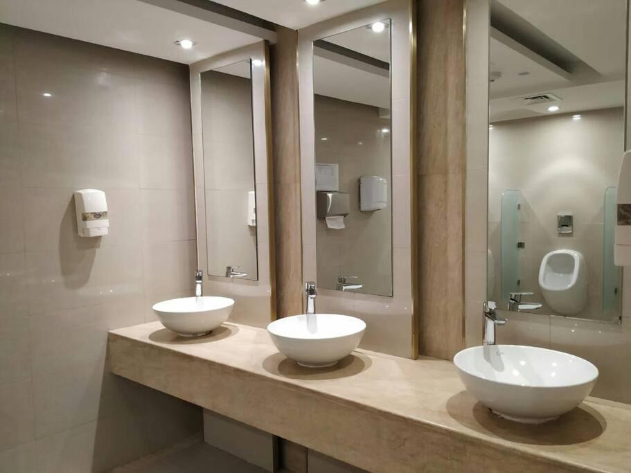 Entire 1 Bedroom With Swimming Pool Andjaccuzi In Business Bay, Heart Of Apartment *