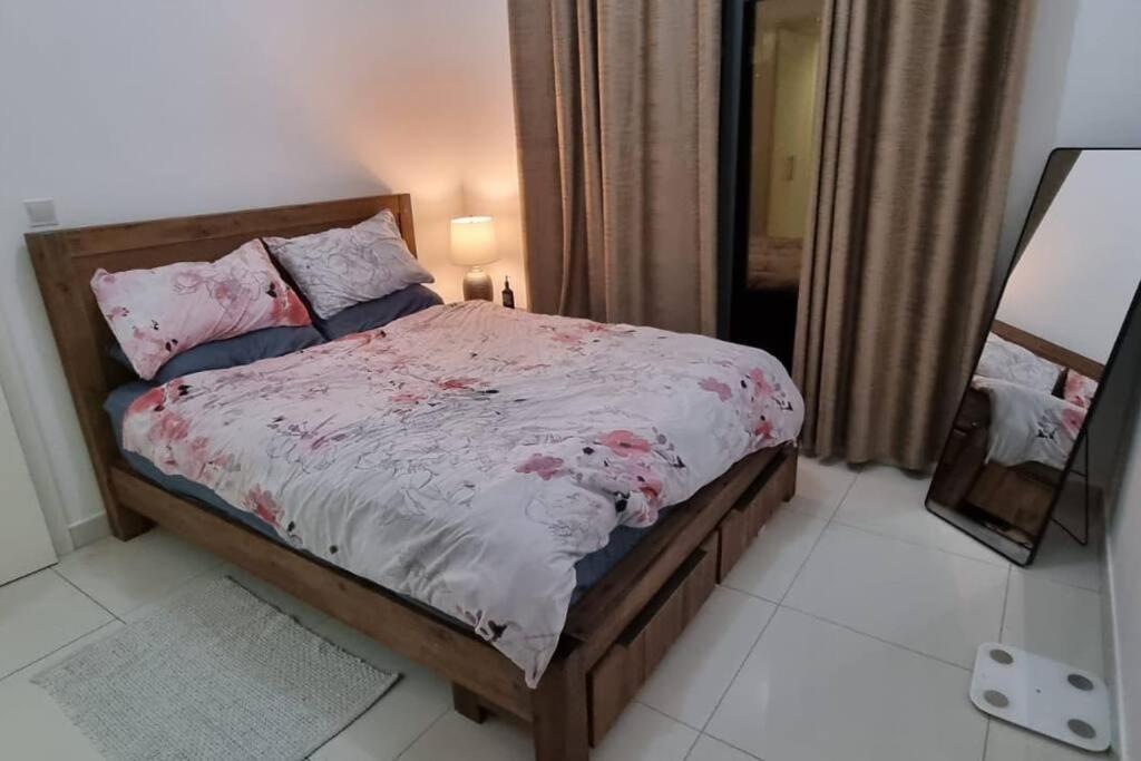 Entire 1 Bedroom With Swimming Pool Andjaccuzi In Business Bay, Heart Of *