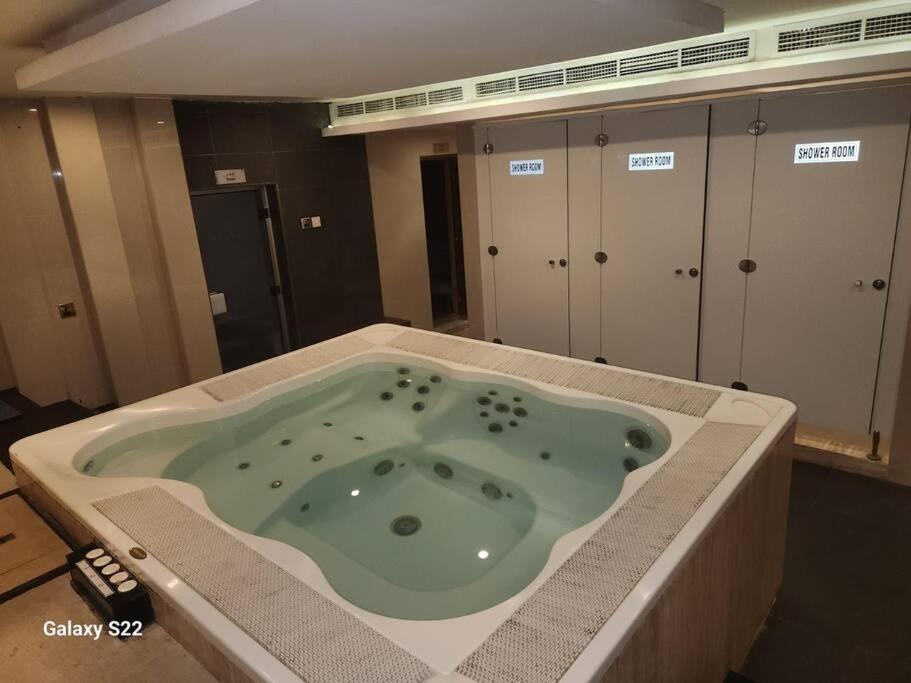 Entire 1 Bedroom With Swimming Pool Andjaccuzi In Business Bay, Heart Of *