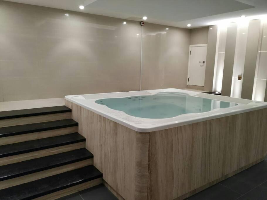 Entire 1 Bedroom With Swimming Pool Andjaccuzi In Business Bay, Heart Of Apartment