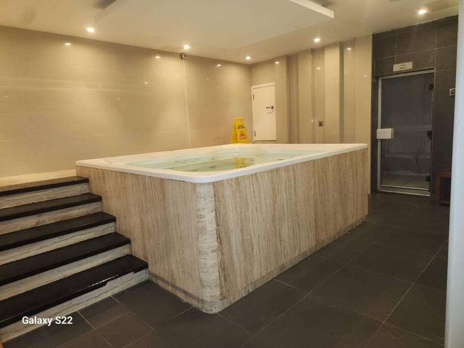 Entire 1 Bedroom With Swimming Pool Andjaccuzi In Business Bay, Heart Of