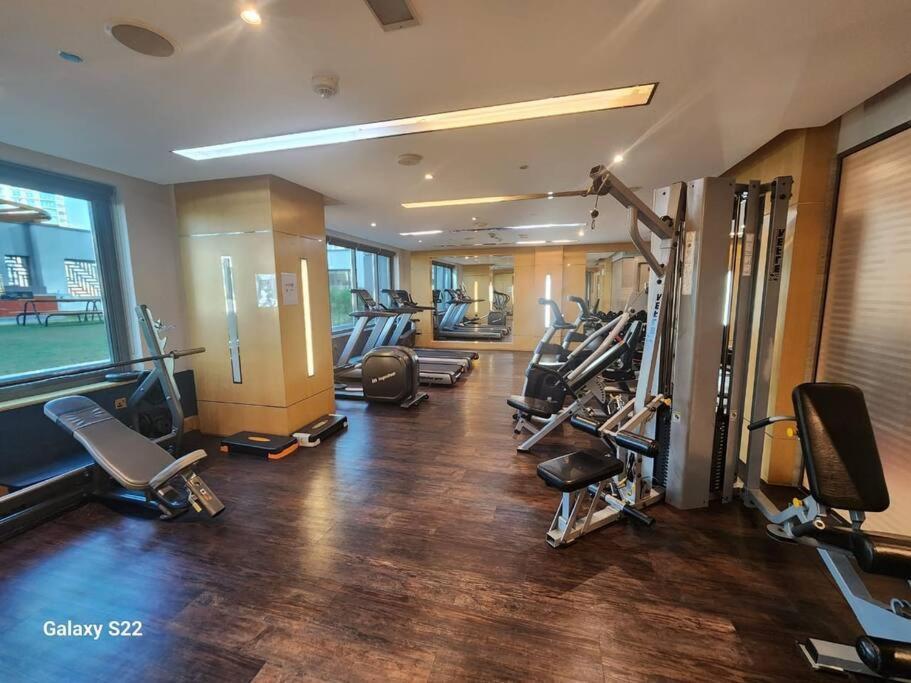 Entire 1 Bedroom With Swimming Pool Andjaccuzi In Business Bay, Heart Of Apartment *