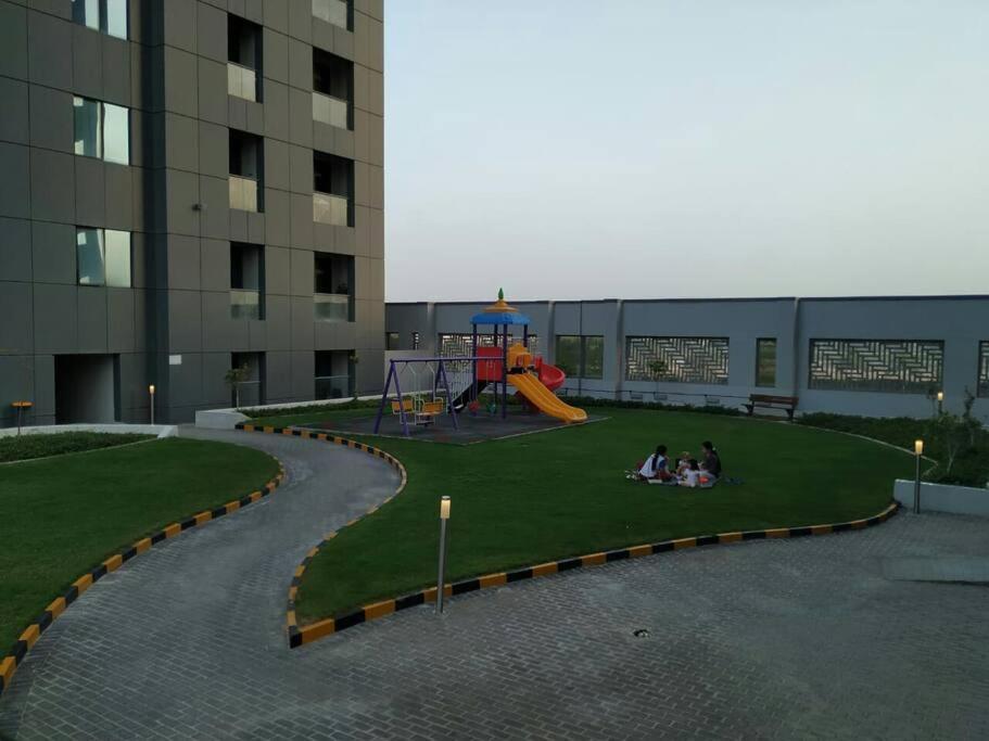 Entire 1 Bedroom With Swimming Pool Andjaccuzi In Business Bay, Heart Of Apartment Dubai