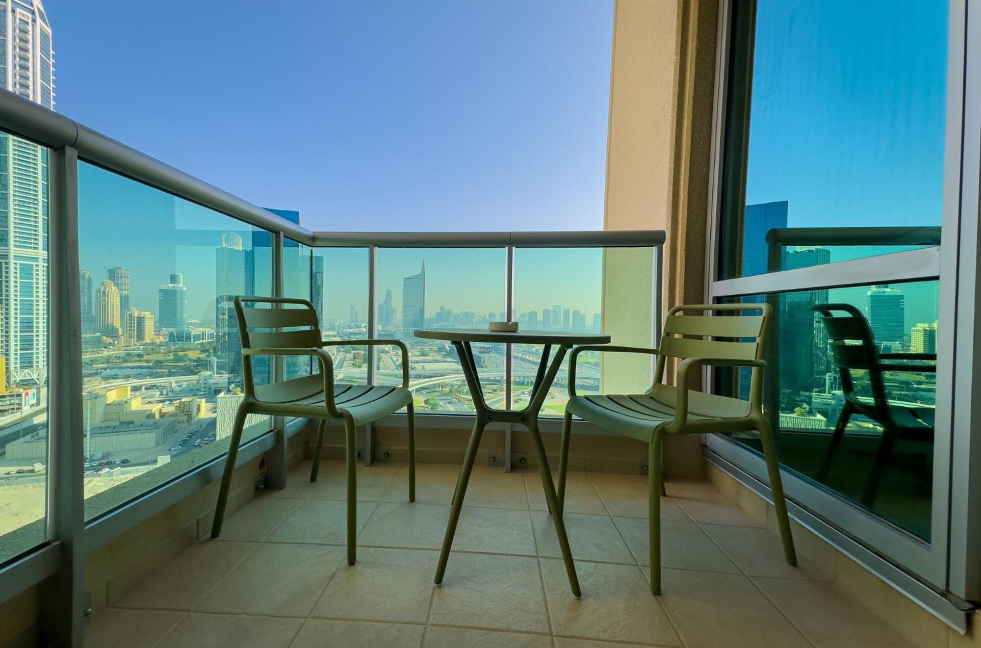 Naseem - Elegant 2br Retreat With Balcony In Marina Apartment