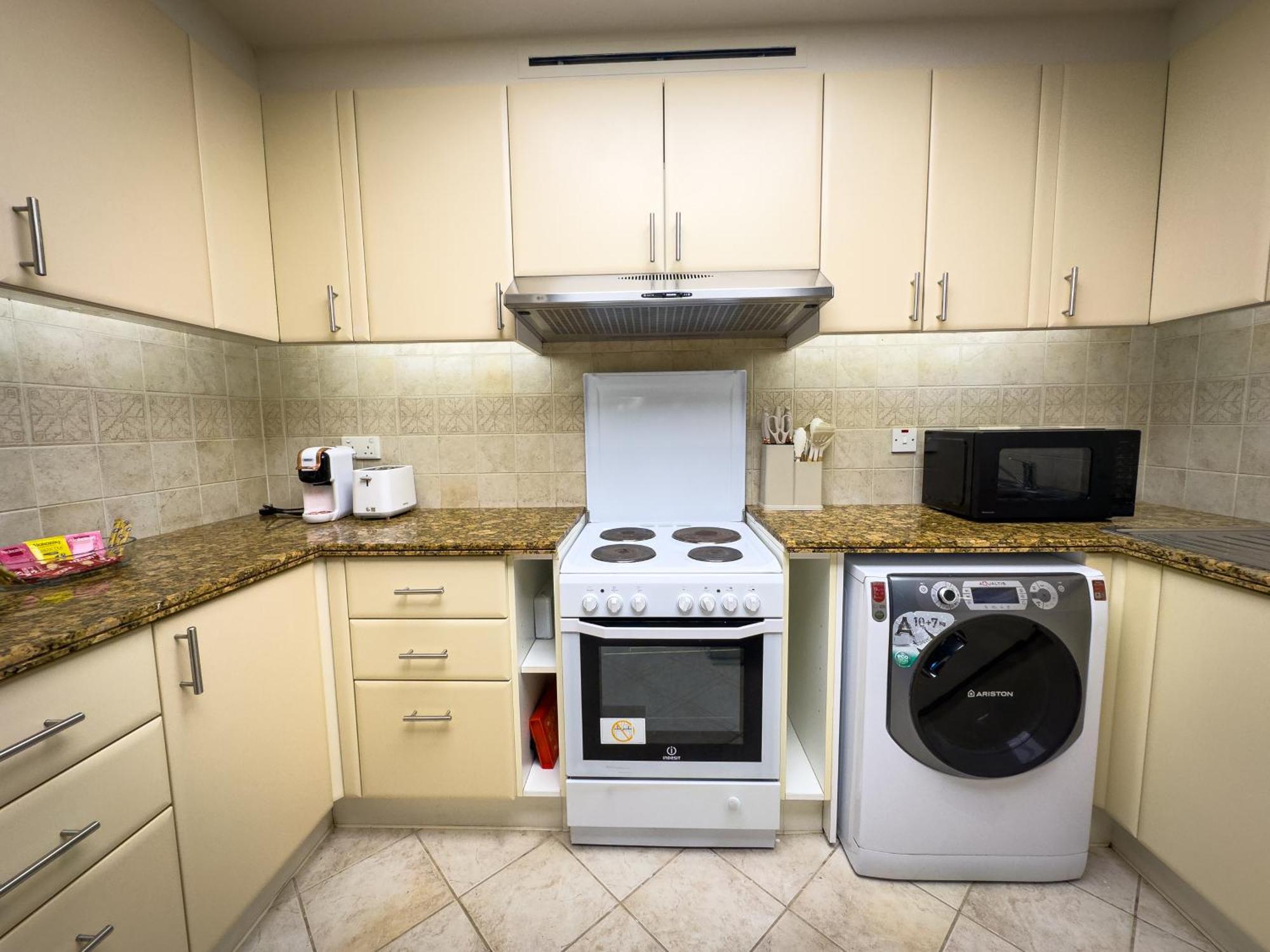 Apartment Naseem - Elegant 2br Retreat With Balcony In Marina