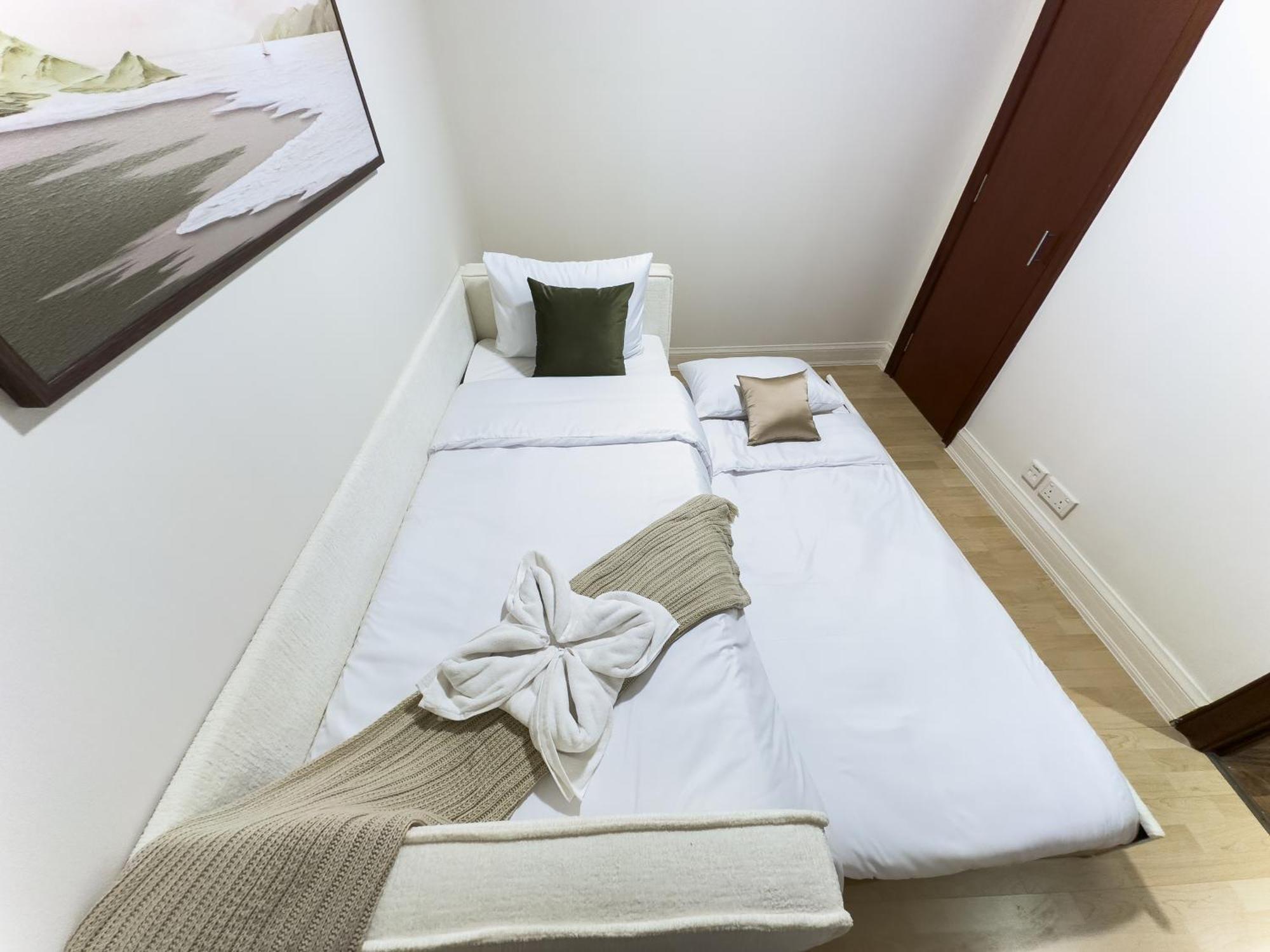 Naseem - Elegant 2br Retreat With Balcony In Marina Apartment Dubai