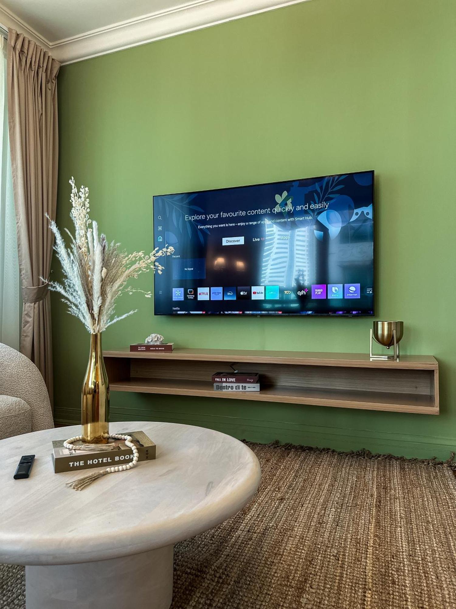 Naseem - Elegant 2br Retreat With Balcony In Marina Apartment