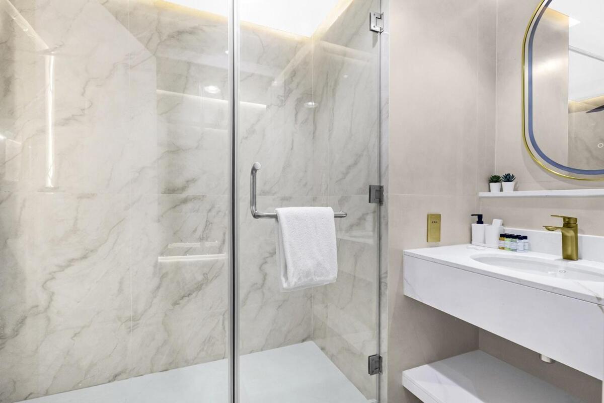 First Class 2br Downtown Lively Getaway *