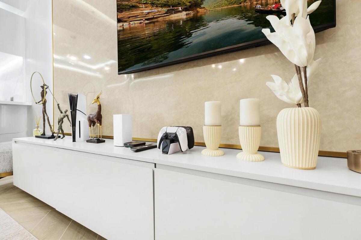 First Class 2br Downtown Lively Getaway * Dubai