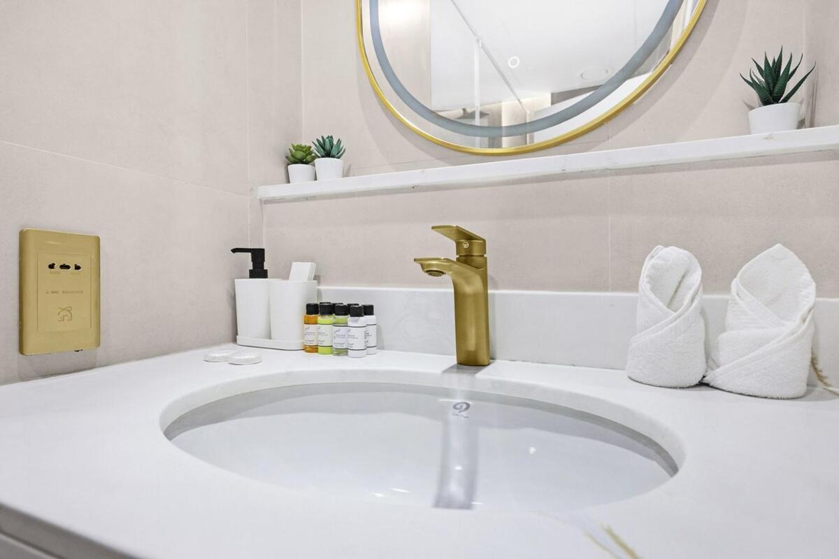 Apartment First Class 2br Downtown Lively Getaway *