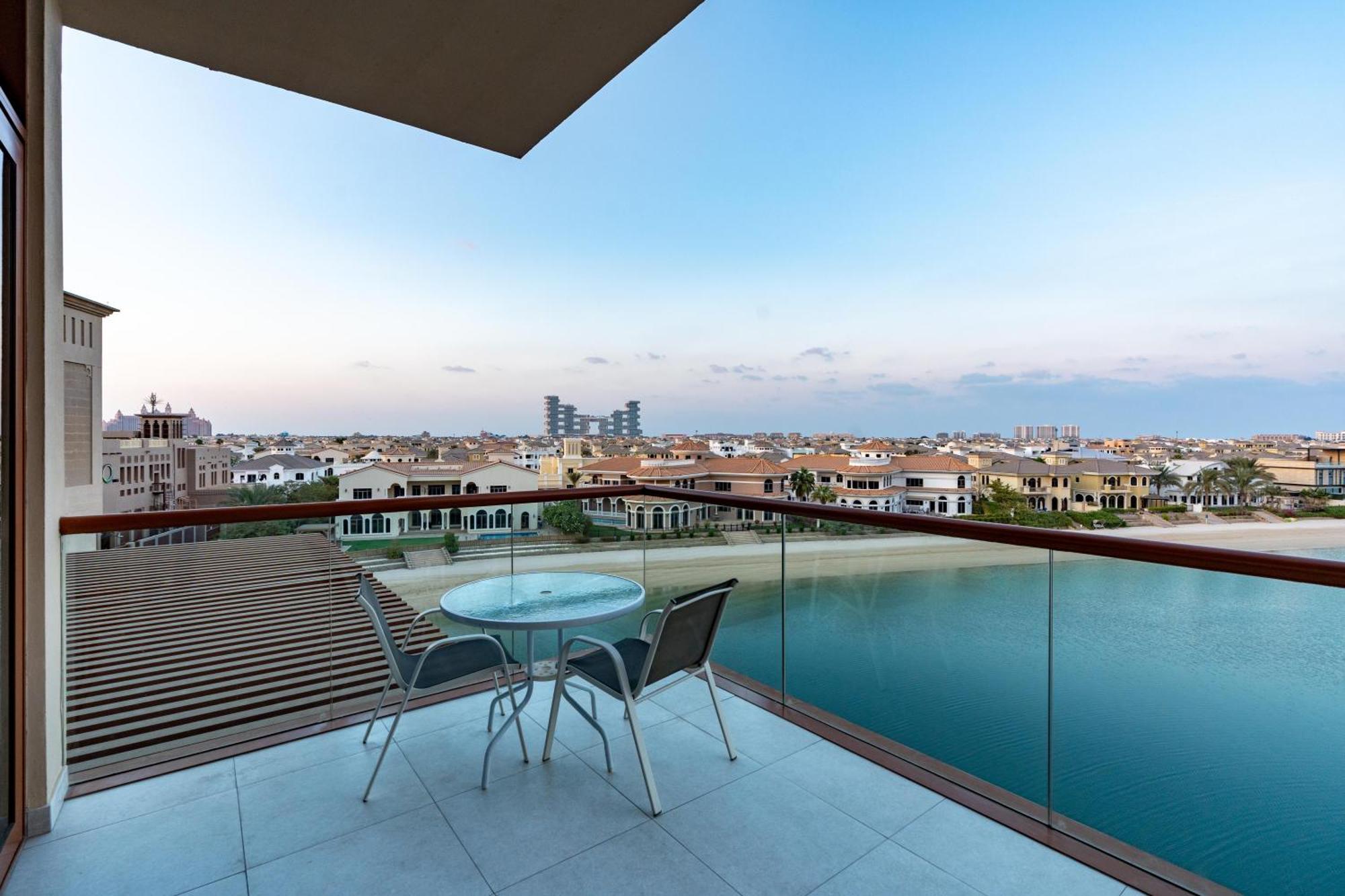 Deluxe Serene Views In Palm Jumeirah Apartment