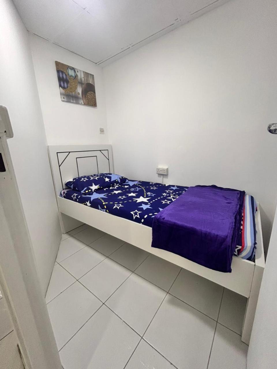 Brand New Unisex Single Partition In Center Of Bur * Dubai