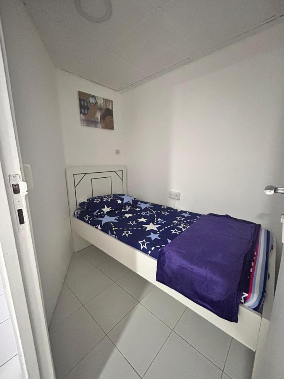 Brand New Unisex Single Partition In Center Of Bur