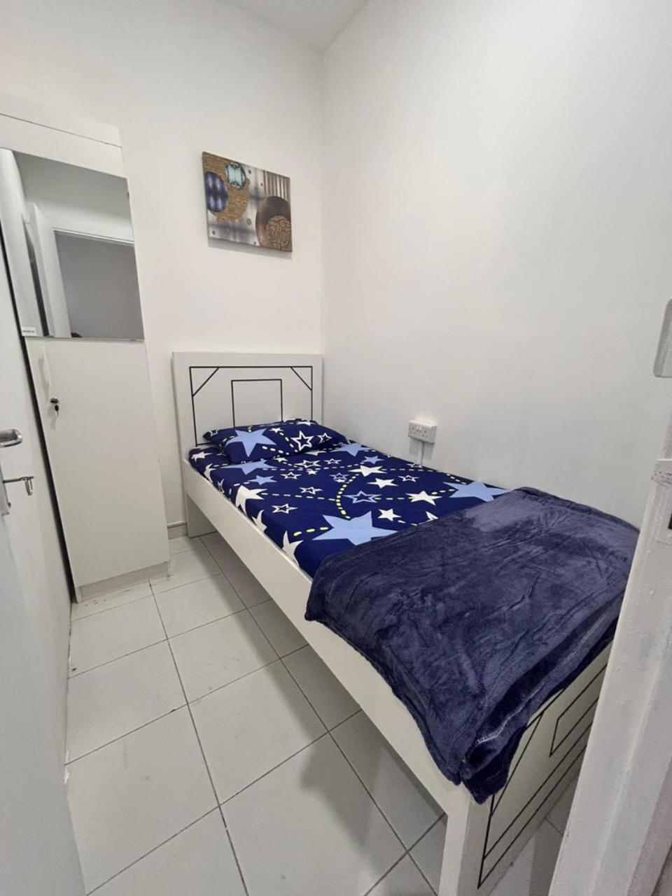 Brand New Unisex Single Partition In Center Of Bur