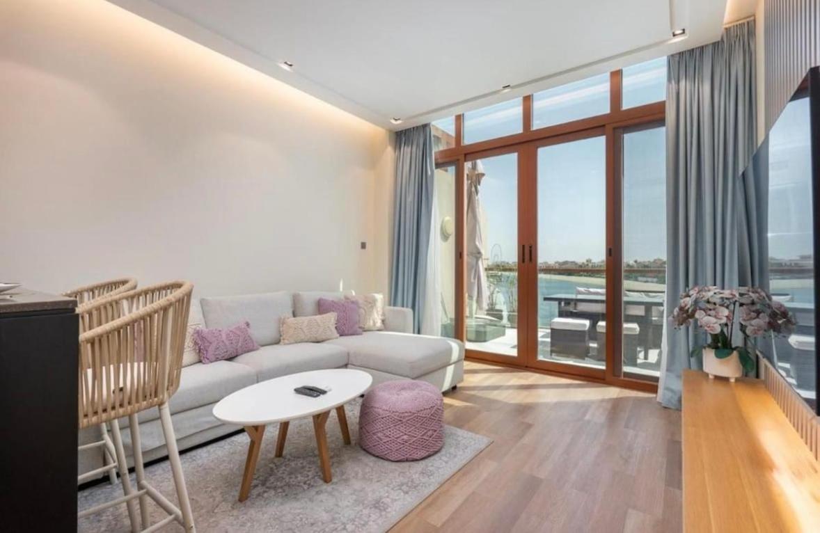 The Pretty Pad On The Palm!