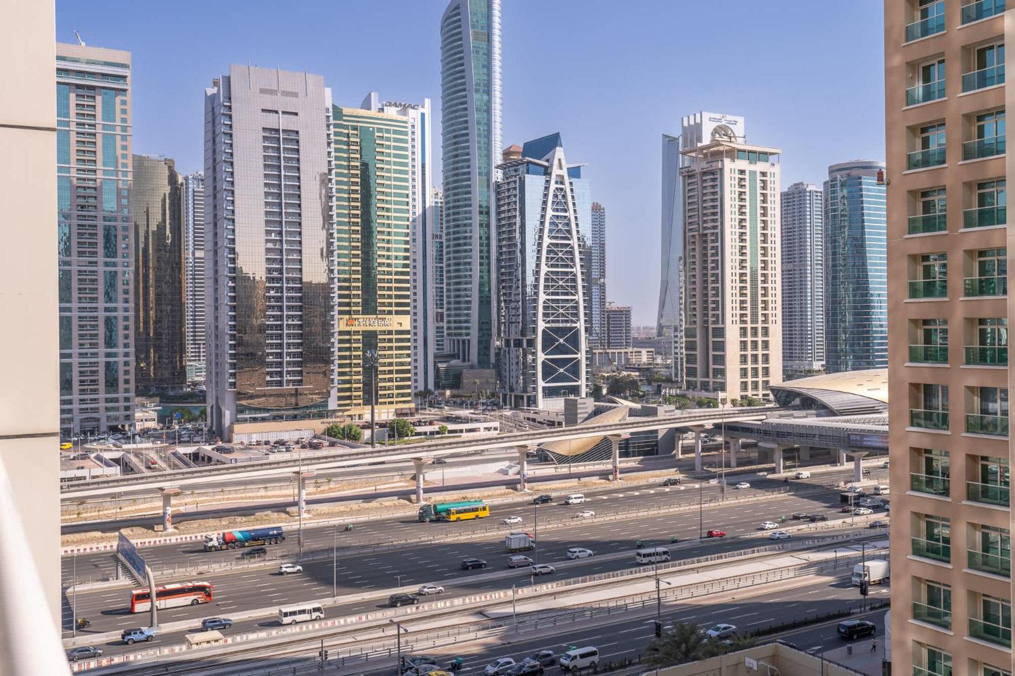 Daire Cozy 1-bedroom At West Avenue Tower Near Marina Dubai