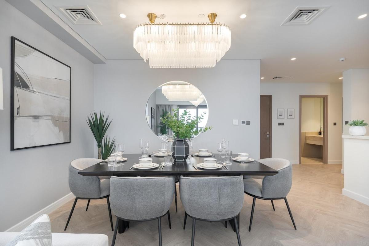 Apartment Luxurious 3-bedroom In Downtown Near Burj Khalifa In Mall Dubai
