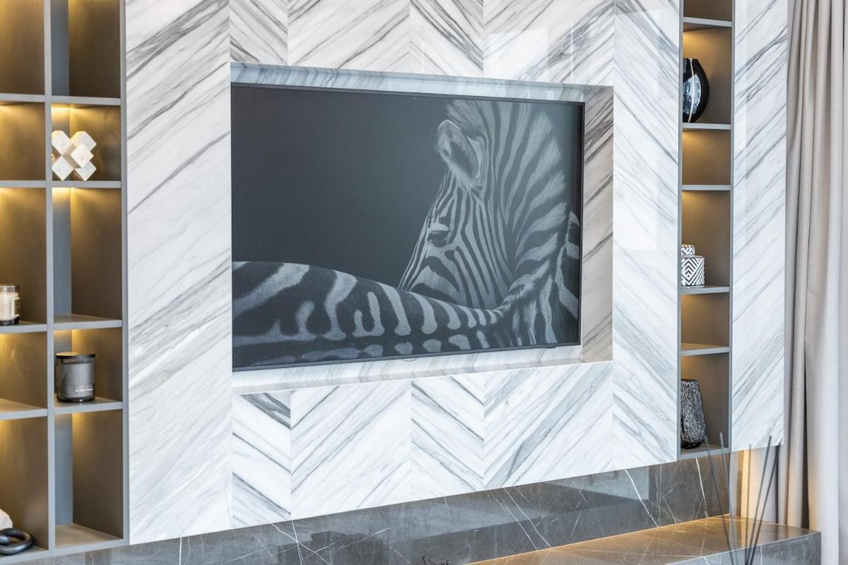 Apartment Luxurious 3-bedroom In Downtown Near Burj Khalifa In Mall