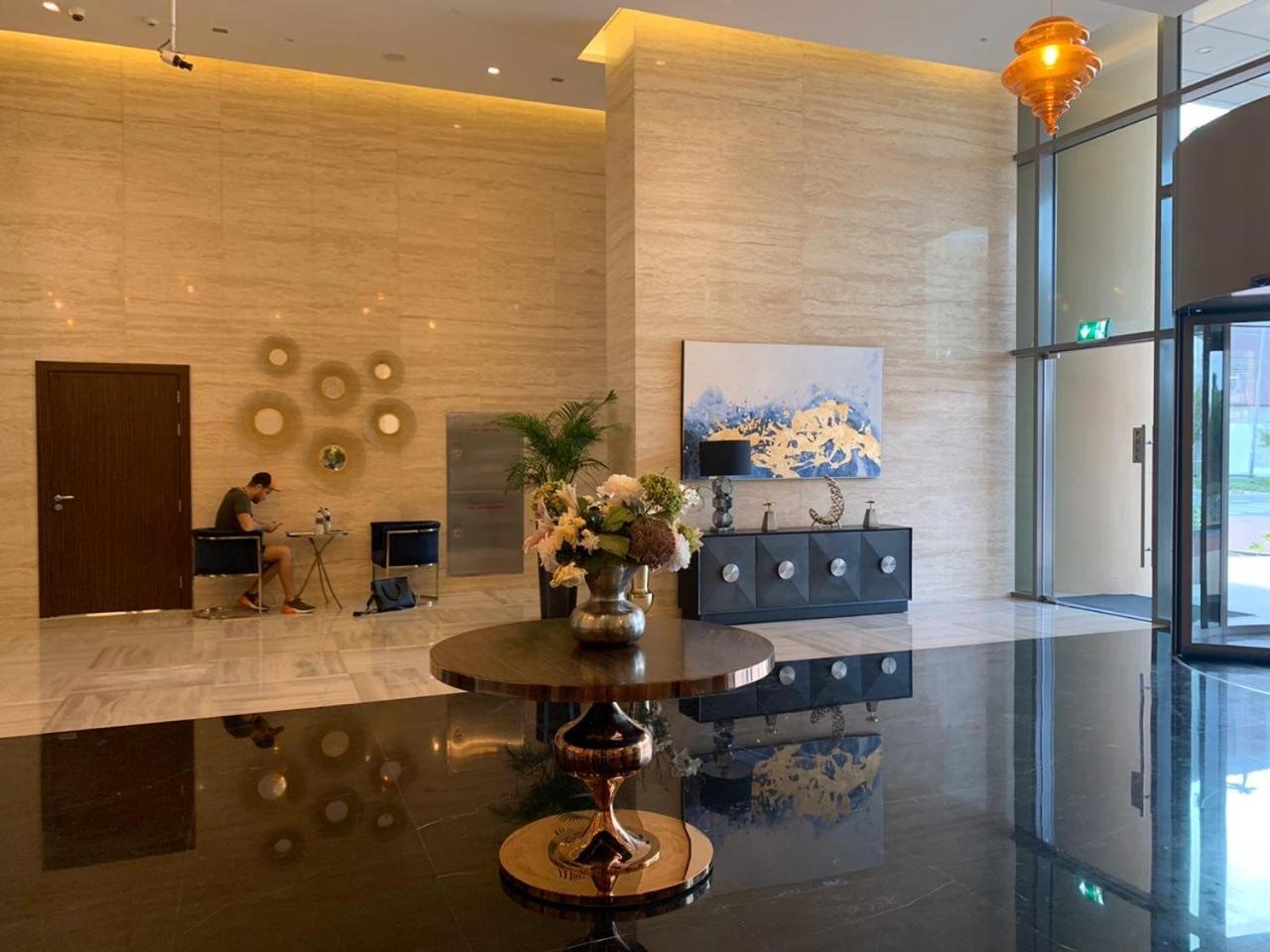 Spacious 1 Bed With Pool & View *