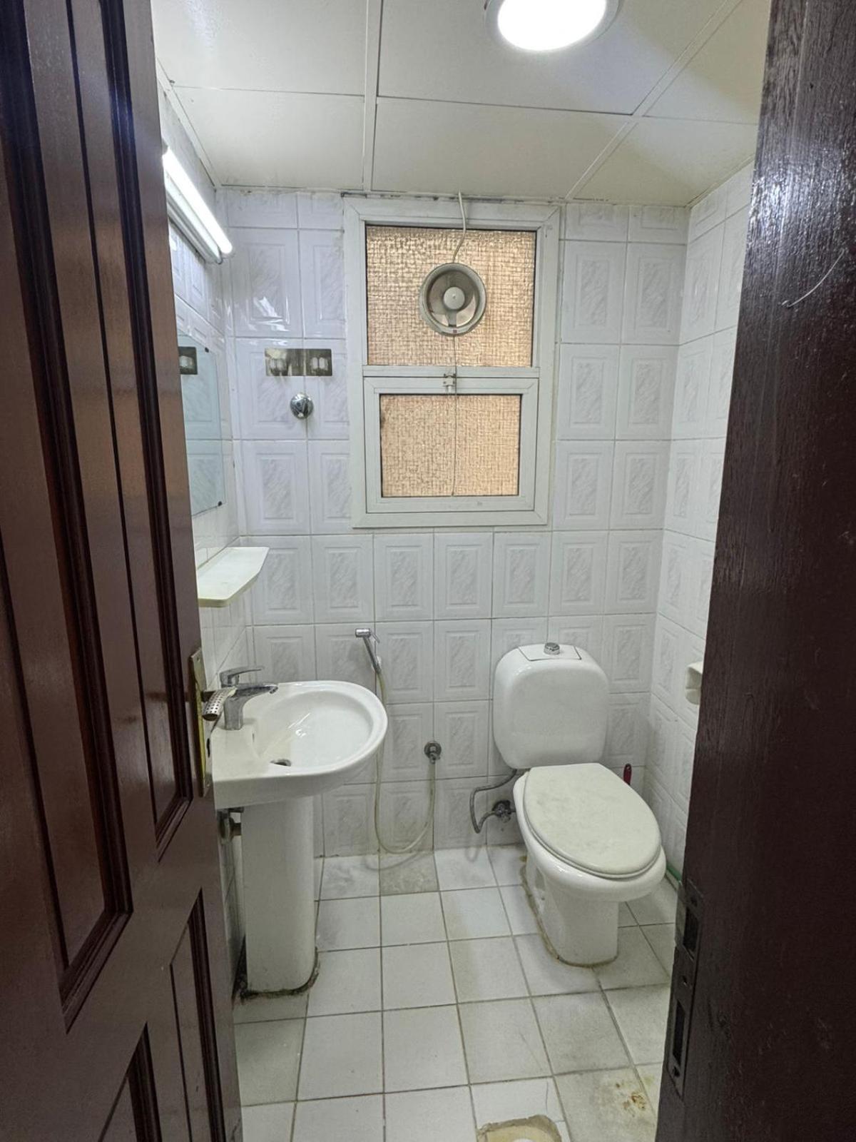 Brand New Unisex Single Partition In Center Of Bur Pansiyon *