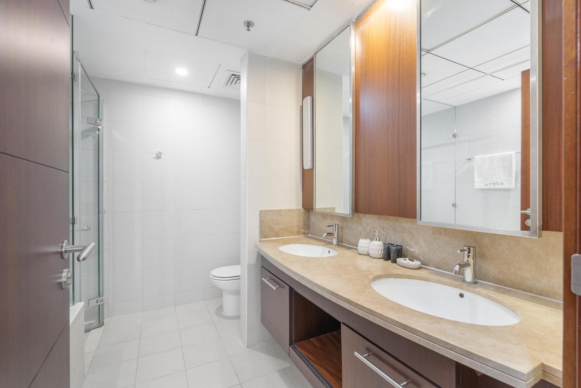 Sophisticated And Elegant 2br In Downntown Apartment