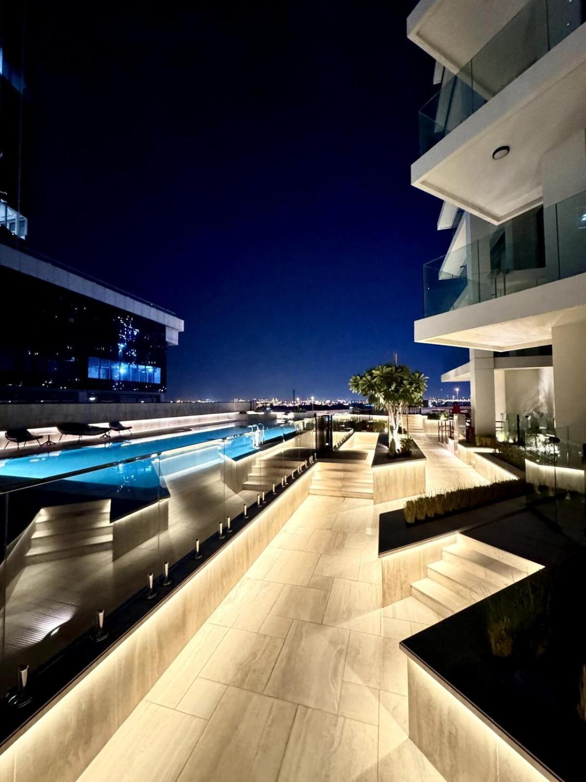 Urban Oasis - 2br 6pax - Infinity Pool & Near Metro Dubai