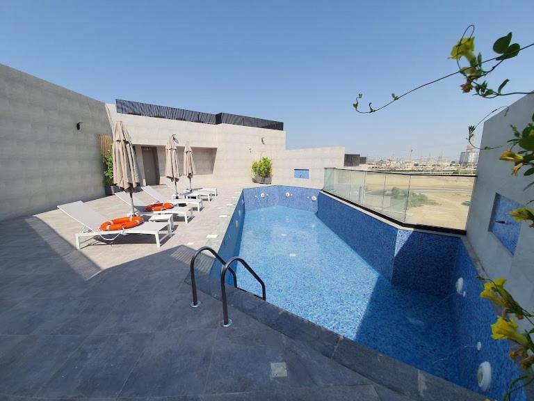 Apartment Elegant 2-bedroom With Private Balconies & En-suite Luxury In Meydan Avenue *