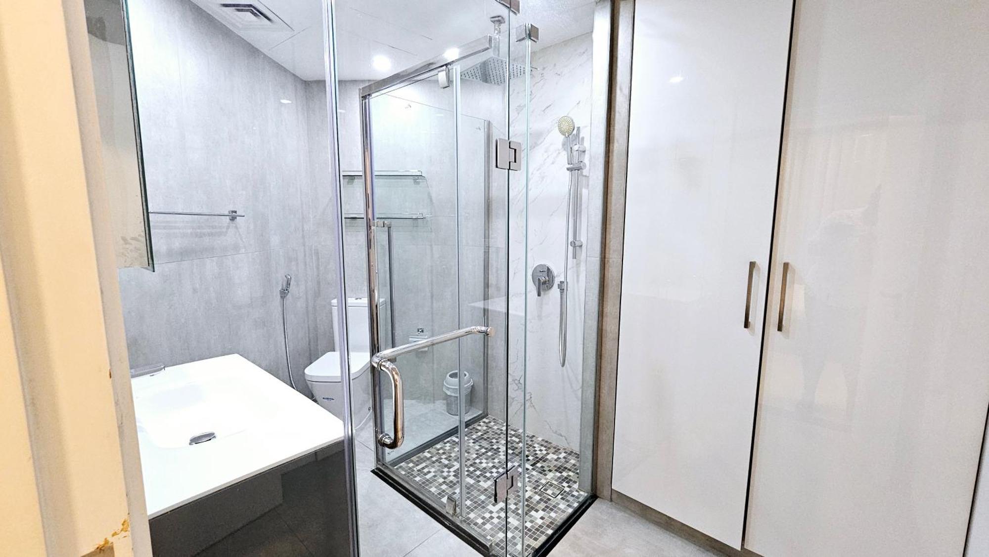 Apartment Elegant 2-bedroom With Private Balconies & En-suite Luxury In Meydan Avenue *