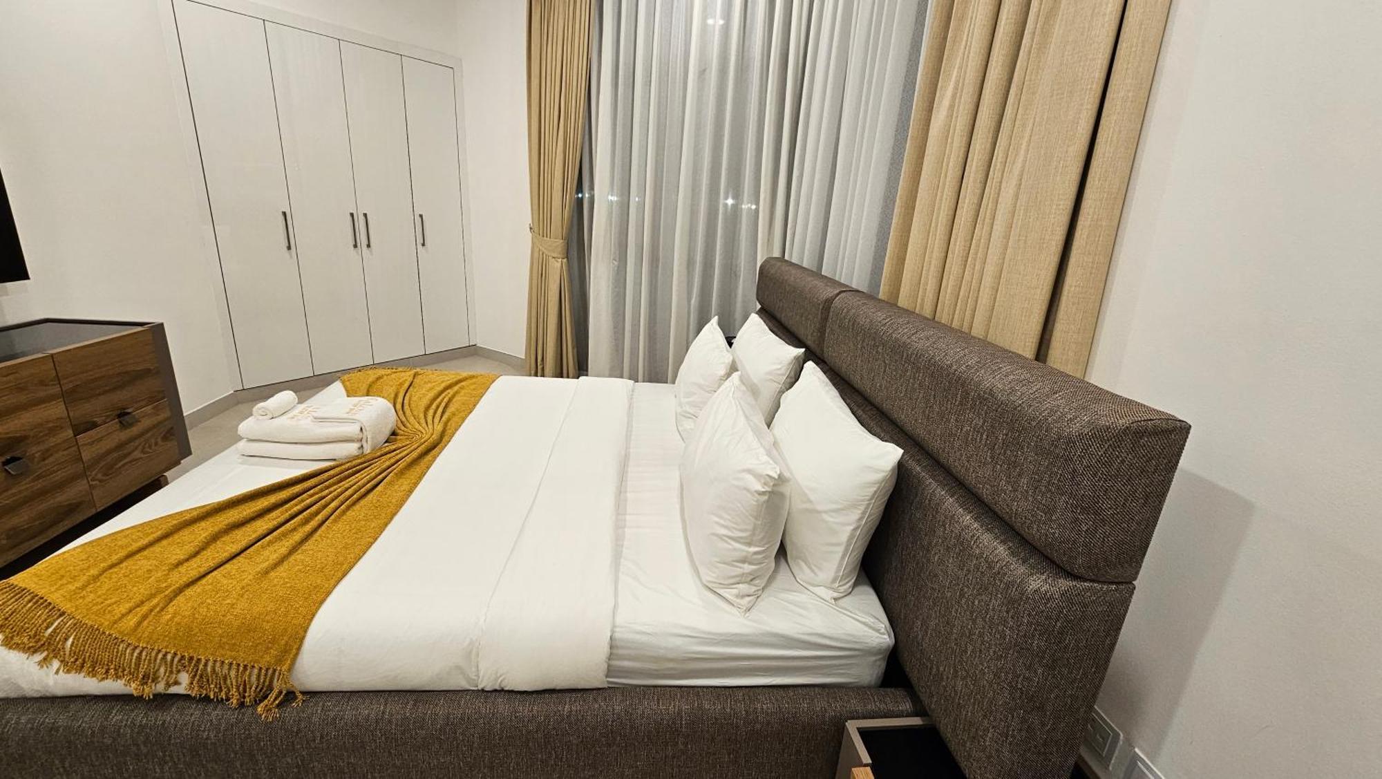 Apartment Elegant 2-bedroom With Private Balconies & En-suite Luxury In Meydan Avenue