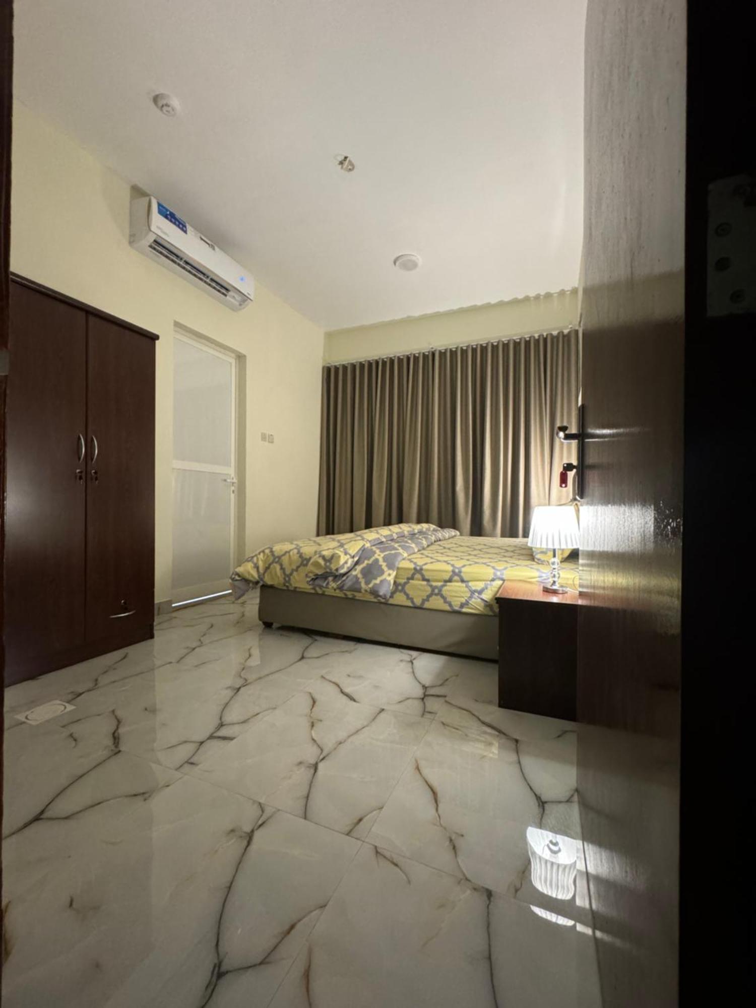 Brand New Independent Near Union Metro Station Privatunterkunft Dubai