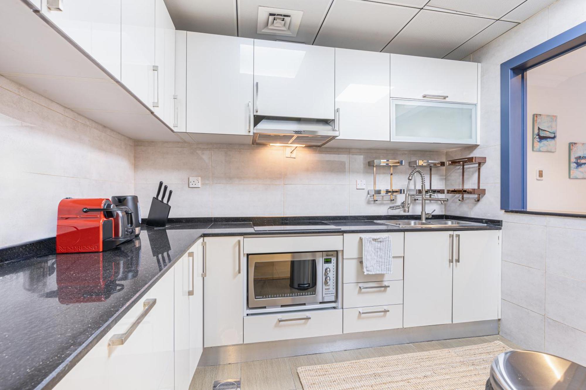 Elegant In The Heart Of Marina Apartment