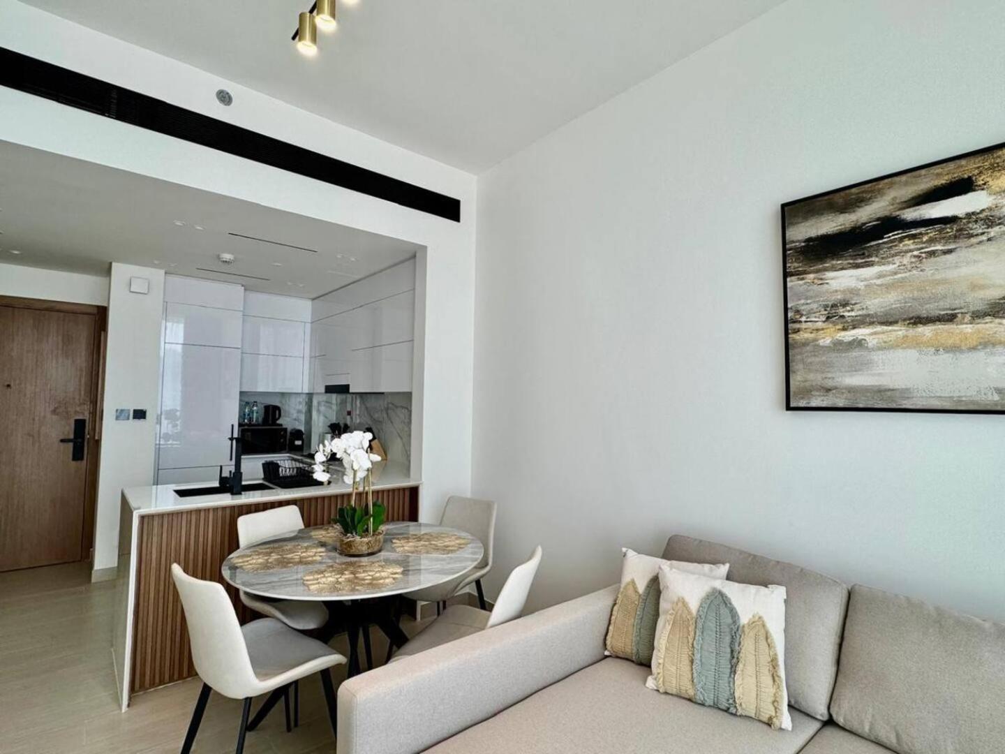 Modern & Elegant 1br In Jvc Apartment