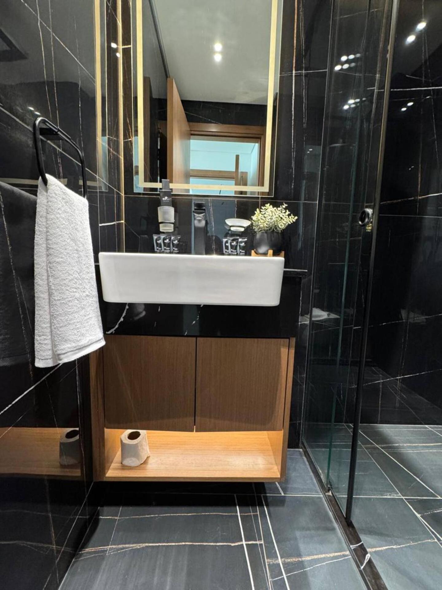 Modern & Elegant 1br In Jvc