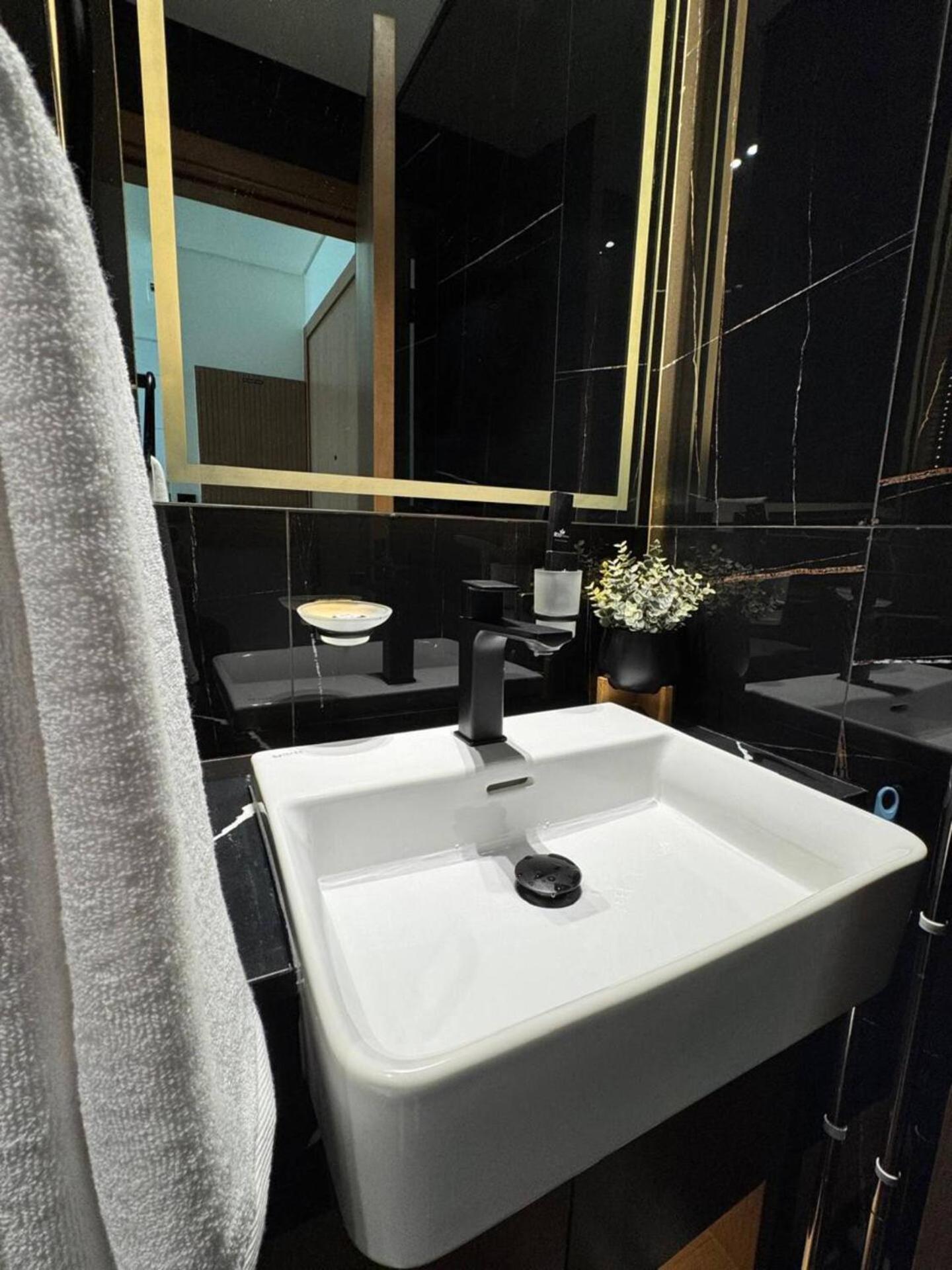 Modern & Elegant 1br In Jvc Apartment *